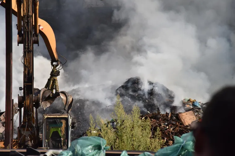 Požar na odlagali&scaron;tu otpada u Puli pod nadzorom: 'Ne izlazite iz svojih domova ako ba&scaron; ne morate'