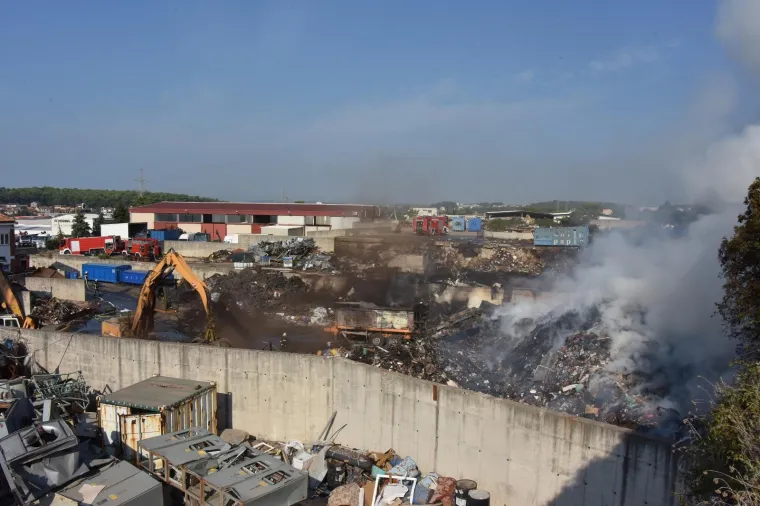 Požar na odlagali&scaron;tu otpada u Puli pod nadzorom: 'Ne izlazite iz svojih domova ako ba&scaron; ne morate'
