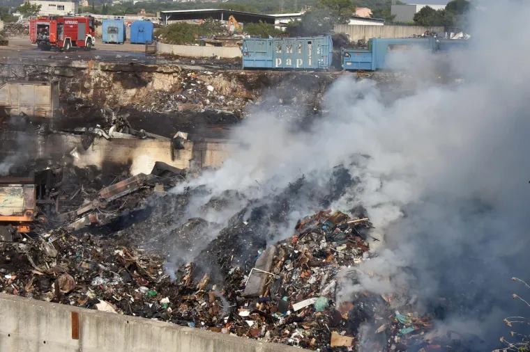 Požar na odlagali&scaron;tu otpada u Puli pod nadzorom: 'Ne izlazite iz svojih domova ako ba&scaron; ne morate'