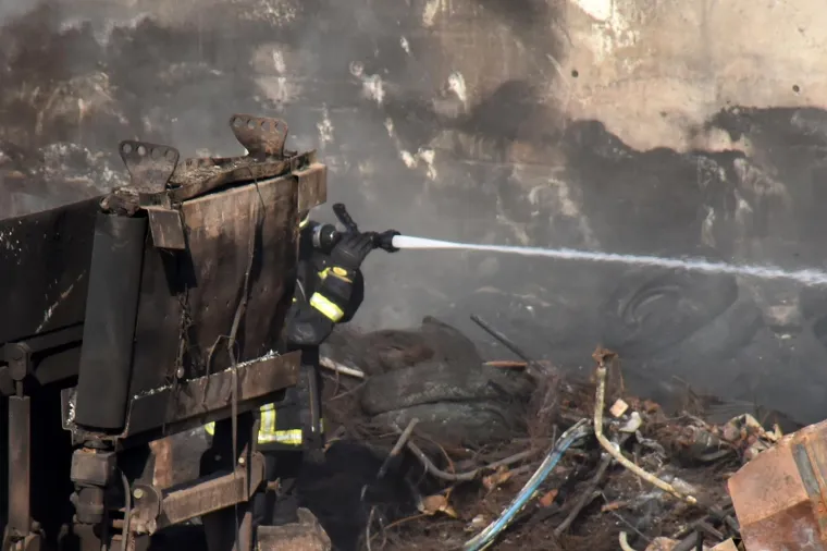 Požar na odlagali&scaron;tu otpada u Puli pod nadzorom: 'Ne izlazite iz svojih domova ako ba&scaron; ne morate'