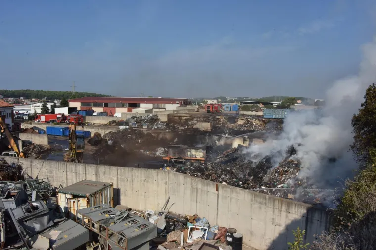 Požar na odlagali&scaron;tu otpada u Puli pod nadzorom: 'Ne izlazite iz svojih domova ako ba&scaron; ne morate'