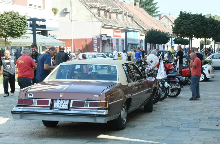 Pogledajte kako je izgledalo okupljanje oldtimera u Sisku