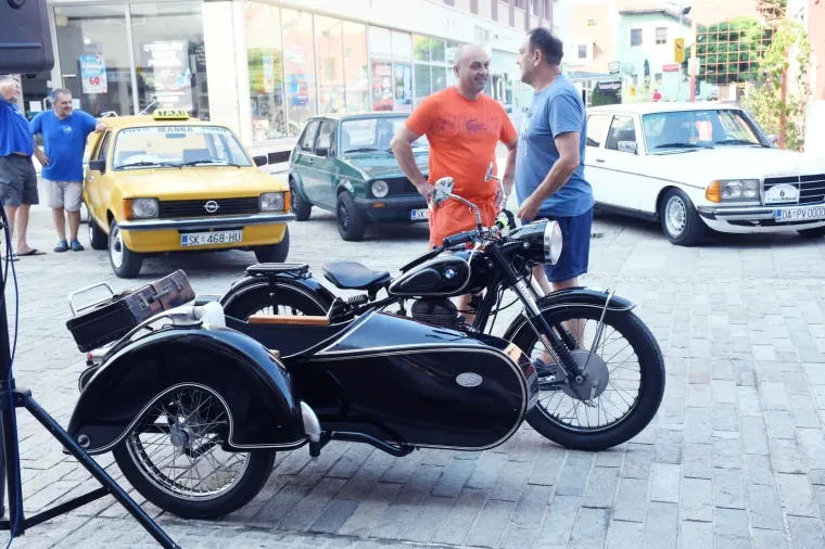 Pogledajte kako je izgledalo okupljanje oldtimera u Sisku