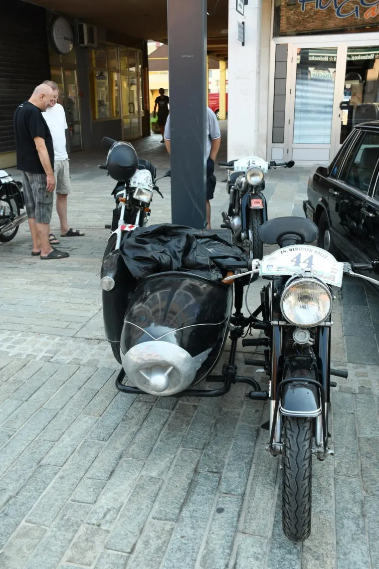 Pogledajte kako je izgledalo okupljanje oldtimera u Sisku