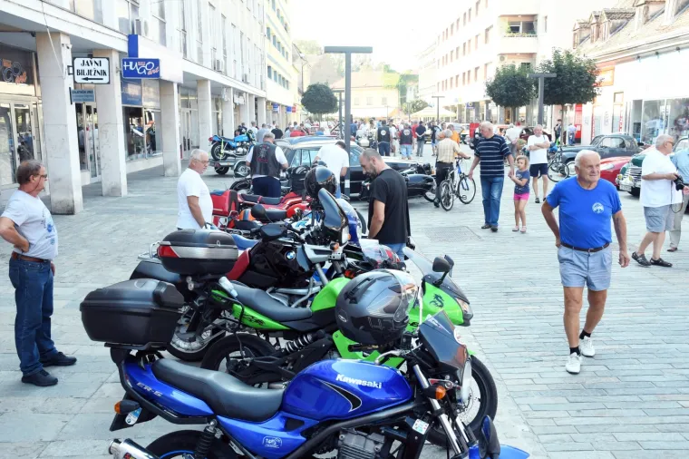 Pogledajte kako je izgledalo okupljanje oldtimera u Sisku