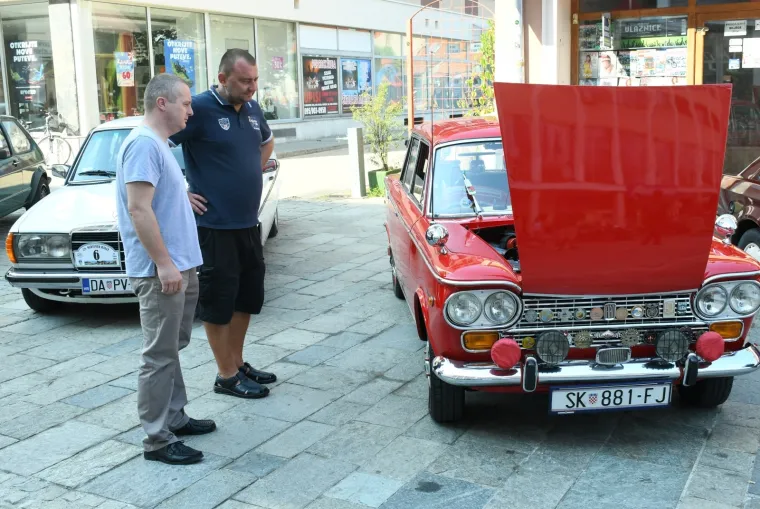 Pogledajte kako je izgledalo okupljanje oldtimera u Sisku