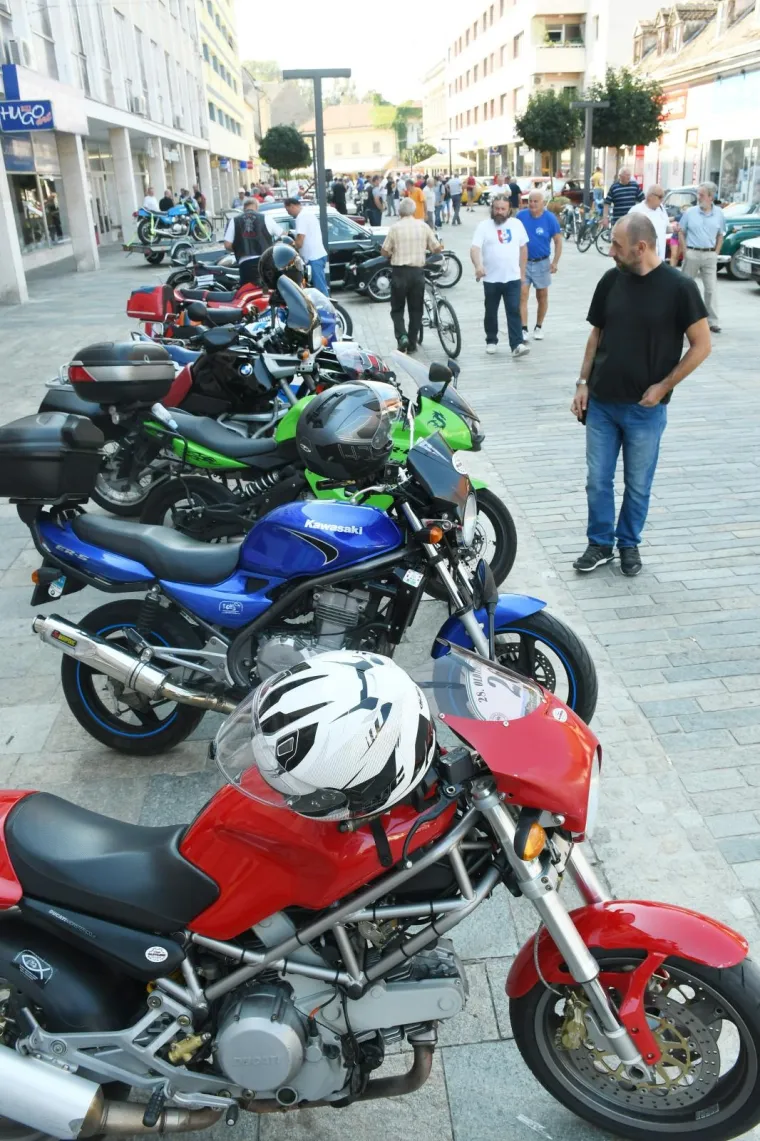 Pogledajte kako je izgledalo okupljanje oldtimera u Sisku