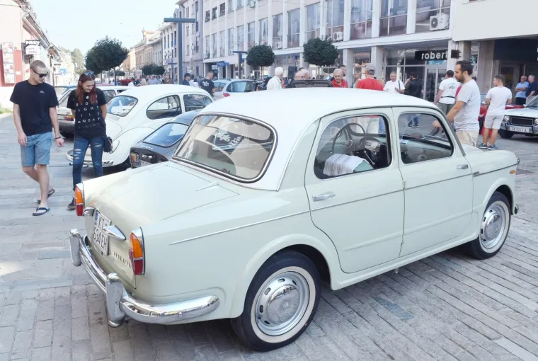 Pogledajte kako je izgledalo okupljanje oldtimera u Sisku