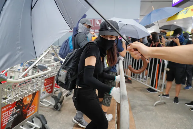 Tisuće ljudi prosvjedovalo na aerodromu u Hong Kongu, a onda se preselili u podzemnu