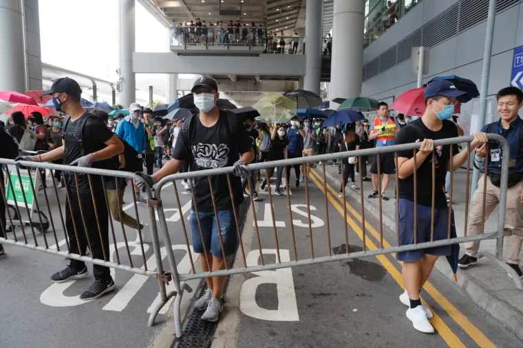 Tisuće ljudi prosvjedovalo na aerodromu u Hong Kongu, a onda se preselili u podzemnu