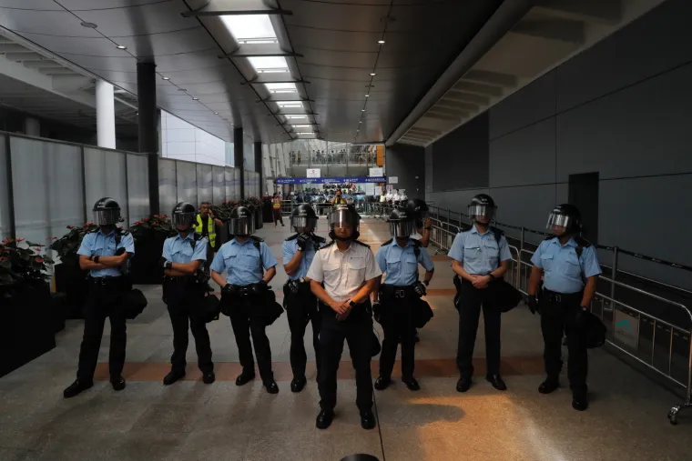 Tisuće ljudi prosvjedovalo na aerodromu u Hong Kongu, a onda se preselili u podzemnu