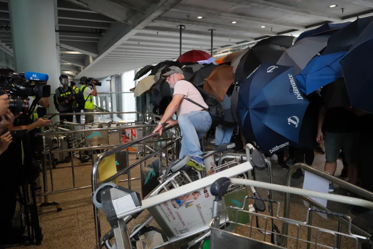 Tisuće ljudi prosvjedovalo na aerodromu u Hong Kongu, a onda se preselili u podzemnu