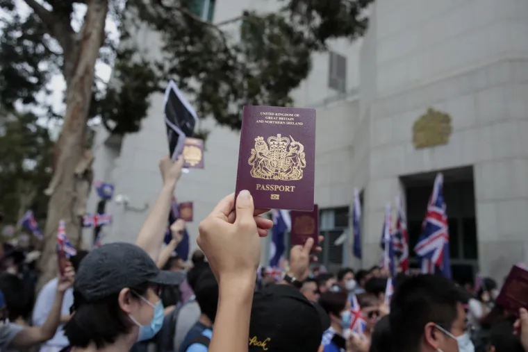 Tisuće ljudi prosvjedovalo na aerodromu u Hong Kongu, a onda se preselili u podzemnu