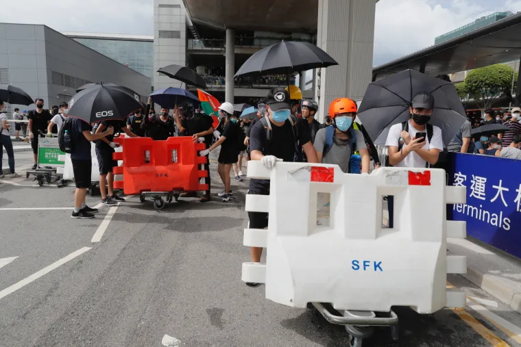 Tisuće ljudi prosvjedovalo na aerodromu u Hong Kongu, a onda se preselili u podzemnu