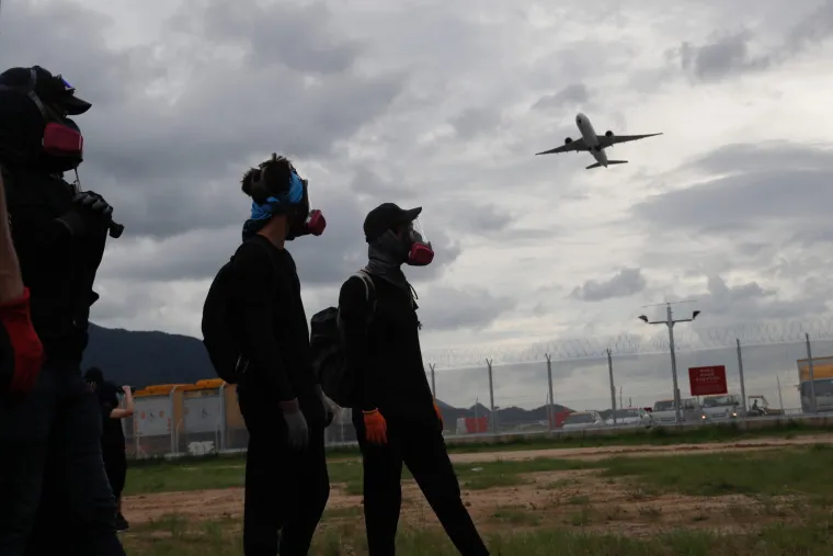 Tisuće ljudi prosvjedovalo na aerodromu u Hong Kongu, a onda se preselili u podzemnu