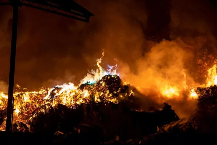 Pula se probudila obavijena gustim dimom: Planulo odlagali&scaron;te otpada, gradom se &scaron;iri smrad paljevine