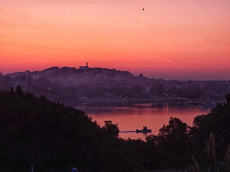 Pula se probudila obavijena gustim dimom: Planulo odlagali&scaron;te otpada, gradom se &scaron;iri smrad paljevine