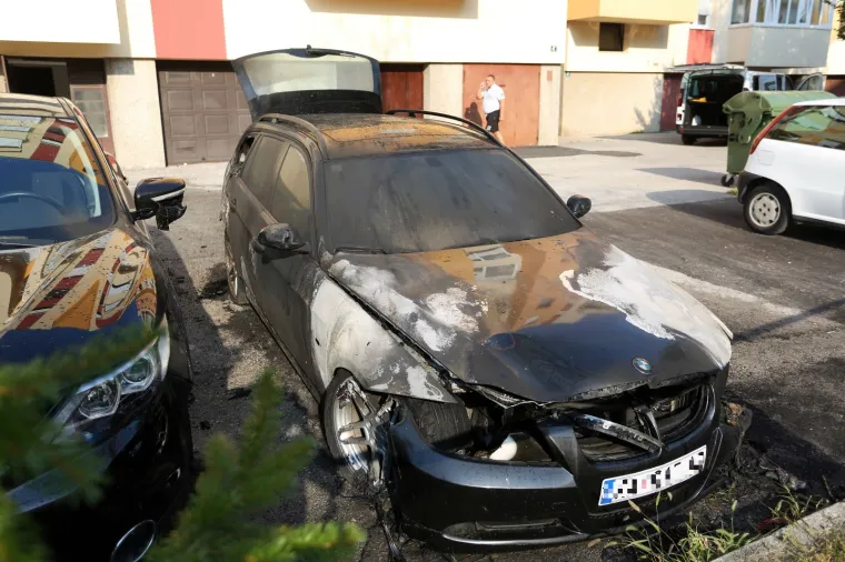 Izgorio BMW u Karlovcu, buktinja zahvatila i vozila u blizini
