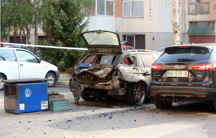 Izgorio BMW u Karlovcu, buktinja zahvatila i vozila u blizini