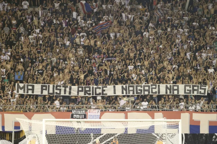 ZBOG MASKIRANOG LIKA I NJEGOVE SKANDALOZNE MAJICE HAJDUKU PRIJETI KAZNA: Vitlao bakljama i zgrozio porukom mržnje