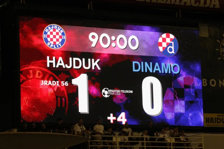 ZBOG MASKIRANOG LIKA I NJEGOVE SKANDALOZNE MAJICE HAJDUKU PRIJETI KAZNA: Vitlao bakljama i zgrozio porukom mržnje