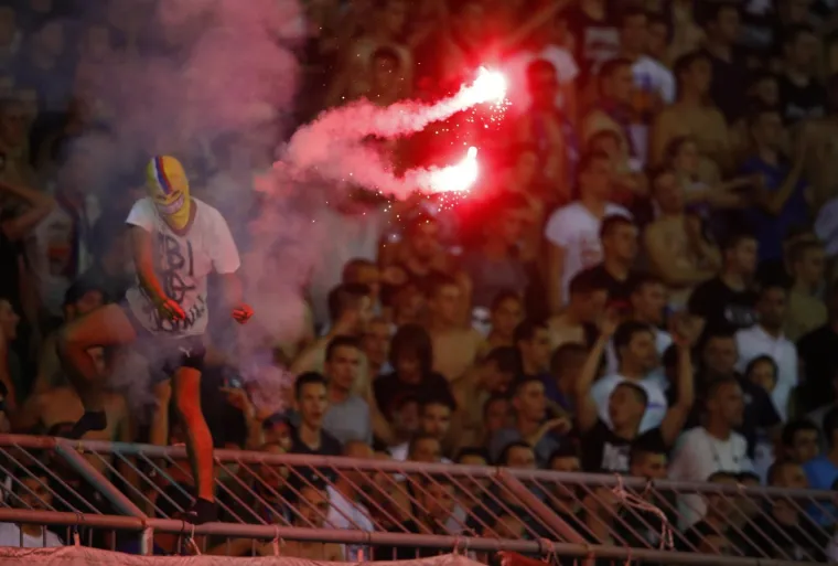 Huligan je na glavi imao masku, bio je zamaskiran, te je bakljama vitlao nakon čega ih je bacio na tartan stazu.