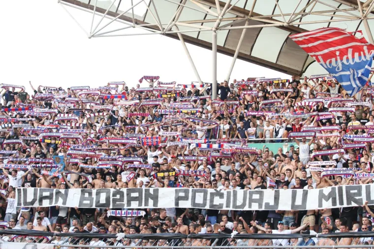 ZBOG MASKIRANOG LIKA I NJEGOVE SKANDALOZNE MAJICE HAJDUKU PRIJETI KAZNA: Vitlao bakljama i zgrozio porukom mržnje