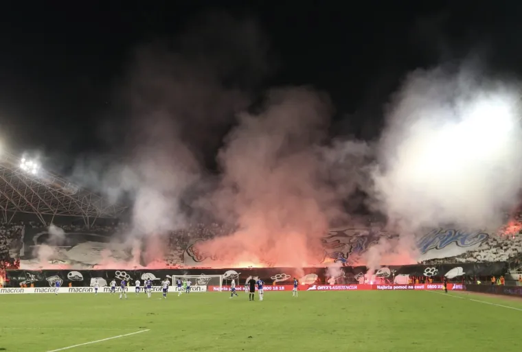 Zbog bakljade Torcide utakmica je nakratko bila i prekinuta.