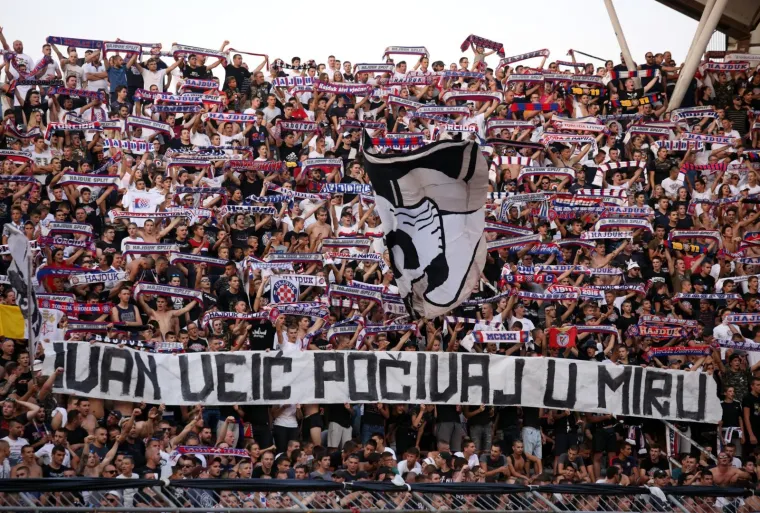 ZBOG MASKIRANOG LIKA I NJEGOVE SKANDALOZNE MAJICE HAJDUKU PRIJETI KAZNA: Vitlao bakljama i zgrozio porukom mržnje