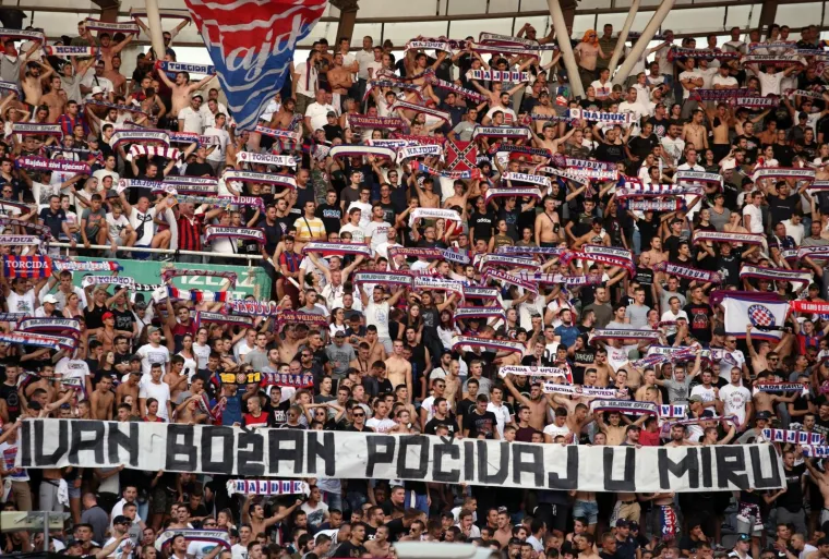 ZBOG MASKIRANOG LIKA I NJEGOVE SKANDALOZNE MAJICE HAJDUKU PRIJETI KAZNA: Vitlao bakljama i zgrozio porukom mržnje