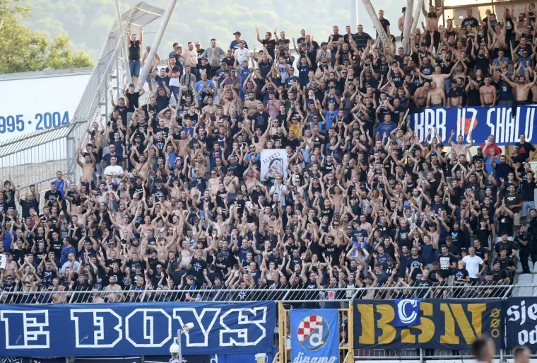 ZBOG MASKIRANOG LIKA I NJEGOVE SKANDALOZNE MAJICE HAJDUKU PRIJETI KAZNA: Vitlao bakljama i zgrozio porukom mržnje