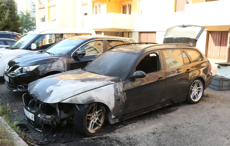 Jutros iza 6 sati na parkiralištu ispred stambenih zgrada u Krležinoj ulici u Karlovcu zapalio se osobni automobil. Radi se o automobilu marke BMW karavan, oštećeni su i automobili koji su bili parkirani u blizini.