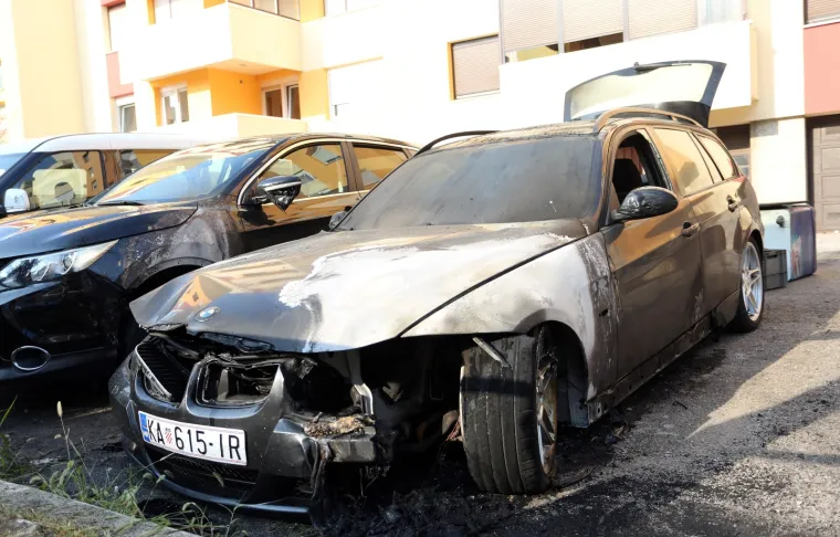 IZGORIO BMW KARAVAN NA PARKIRALIŠTU ISPRED STAMBENIH ZGRADA: Oštećeni su i automobili u blizini