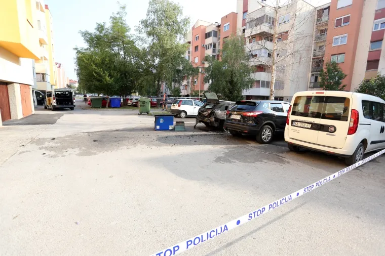 IZGORIO BMW KARAVAN NA PARKIRALIŠTU ISPRED STAMBENIH ZGRADA: Oštećeni su i automobili u blizini