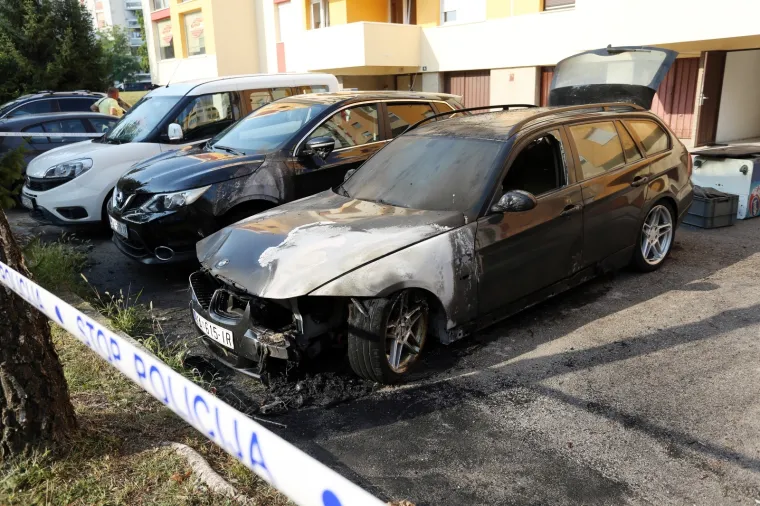 IZGORIO BMW KARAVAN NA PARKIRALIŠTU ISPRED STAMBENIH ZGRADA: Oštećeni su i automobili u blizini
