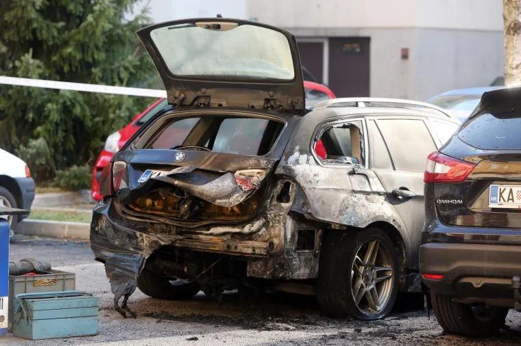 IZGORIO BMW KARAVAN NA PARKIRALIŠTU ISPRED STAMBENIH ZGRADA: Oštećeni su i automobili u blizini