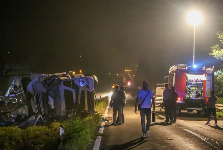 Stravičan sudar: Kamion se prevrnuo na automobil, jedna osoba poginula, dvije te&scaron;ke ozlijeđene