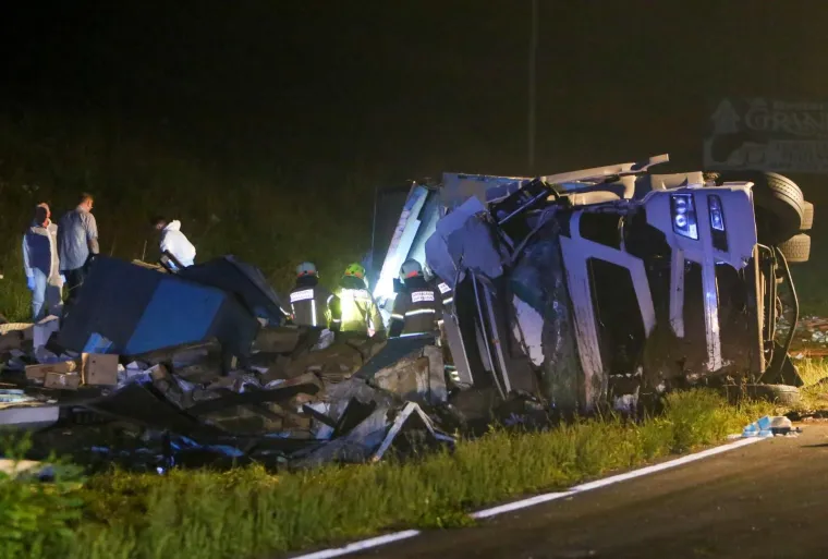 Stravičan sudar: Kamion se prevrnuo na automobil, jedna osoba poginula, dvije te&scaron;ke ozlijeđene