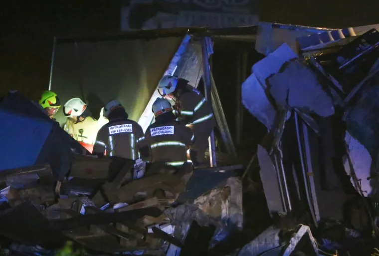 Stravičan sudar: Kamion se prevrnuo na automobil, jedna osoba poginula, dvije te&scaron;ke ozlijeđene