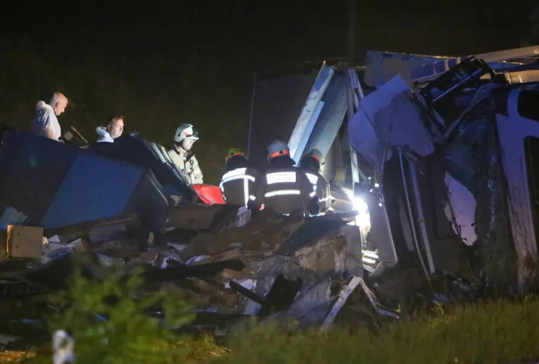Stravičan sudar: Kamion se prevrnuo na automobil, jedna osoba poginula, dvije te&scaron;ke ozlijeđene