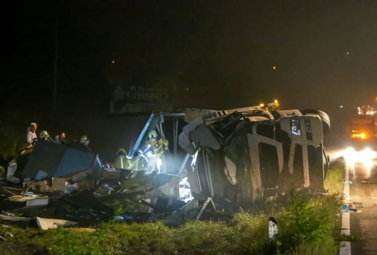 Stravičan sudar: Kamion se prevrnuo na automobil, jedna osoba poginula, dvije te&scaron;ke ozlijeđene