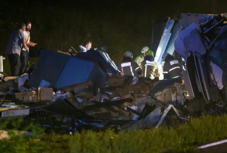Stravičan sudar: Kamion se prevrnuo na automobil, jedna osoba poginula, dvije te&scaron;ke ozlijeđene