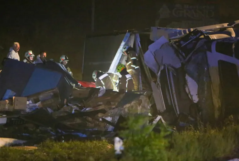 Stravičan sudar: Kamion se prevrnuo na automobil, jedna osoba poginula, dvije te&scaron;ke ozlijeđene