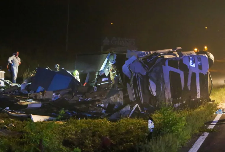 Stravičan sudar: Kamion se prevrnuo na automobil, jedna osoba poginula, dvije te&scaron;ke ozlijeđene