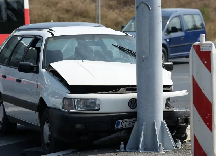 Nesreća u &Scaron;ibeniku: U sudaru Passata i BMW-a ozlijeđen vozač, prevezli ga u bolnicu
