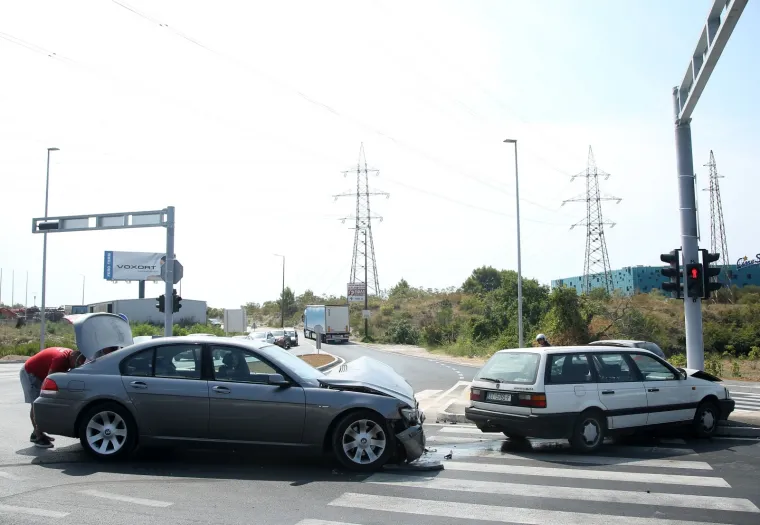 Nesreća u &Scaron;ibeniku: U sudaru Passata i BMW-a ozlijeđen vozač, prevezli ga u bolnicu