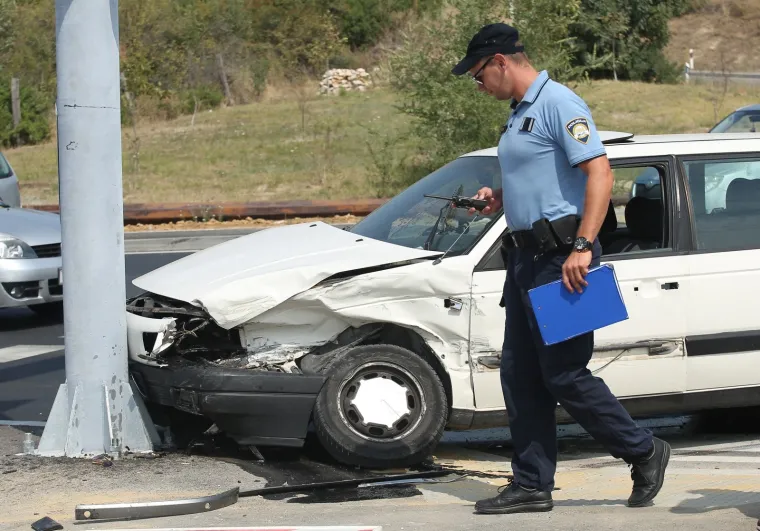 Nesreća u &Scaron;ibeniku: U sudaru Passata i BMW-a ozlijeđen vozač, prevezli ga u bolnicu