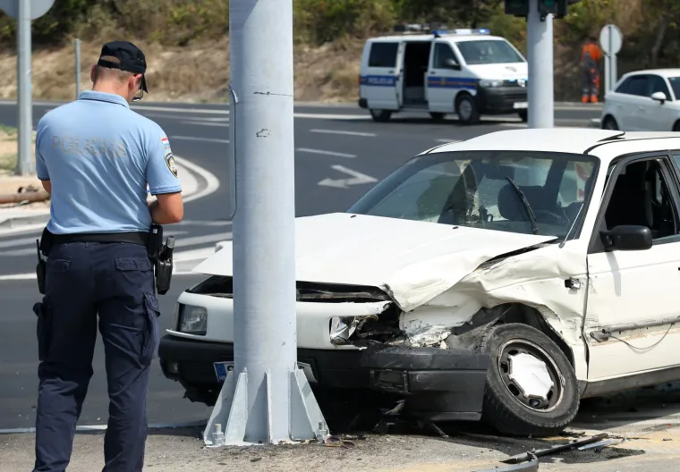 Nesreća u &Scaron;ibeniku: U sudaru Passata i BMW-a ozlijeđen vozač, prevezli ga u bolnicu