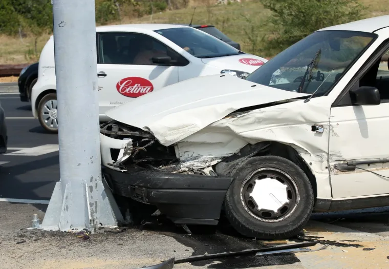 Nesreća u &Scaron;ibeniku: U sudaru Passata i BMW-a ozlijeđen vozač, prevezli ga u bolnicu