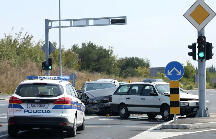 Nesreća u &Scaron;ibeniku: U sudaru Passata i BMW-a ozlijeđen vozač, prevezli ga u bolnicu